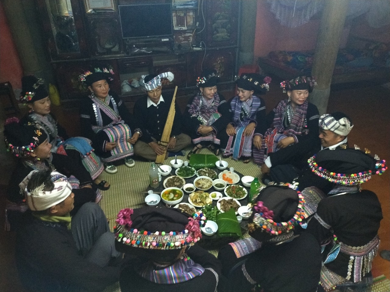 Bữa cơm truyền thống trong ngày Tết của dân tộc Lào ở Mường Khoa, huyện Tân Uyên