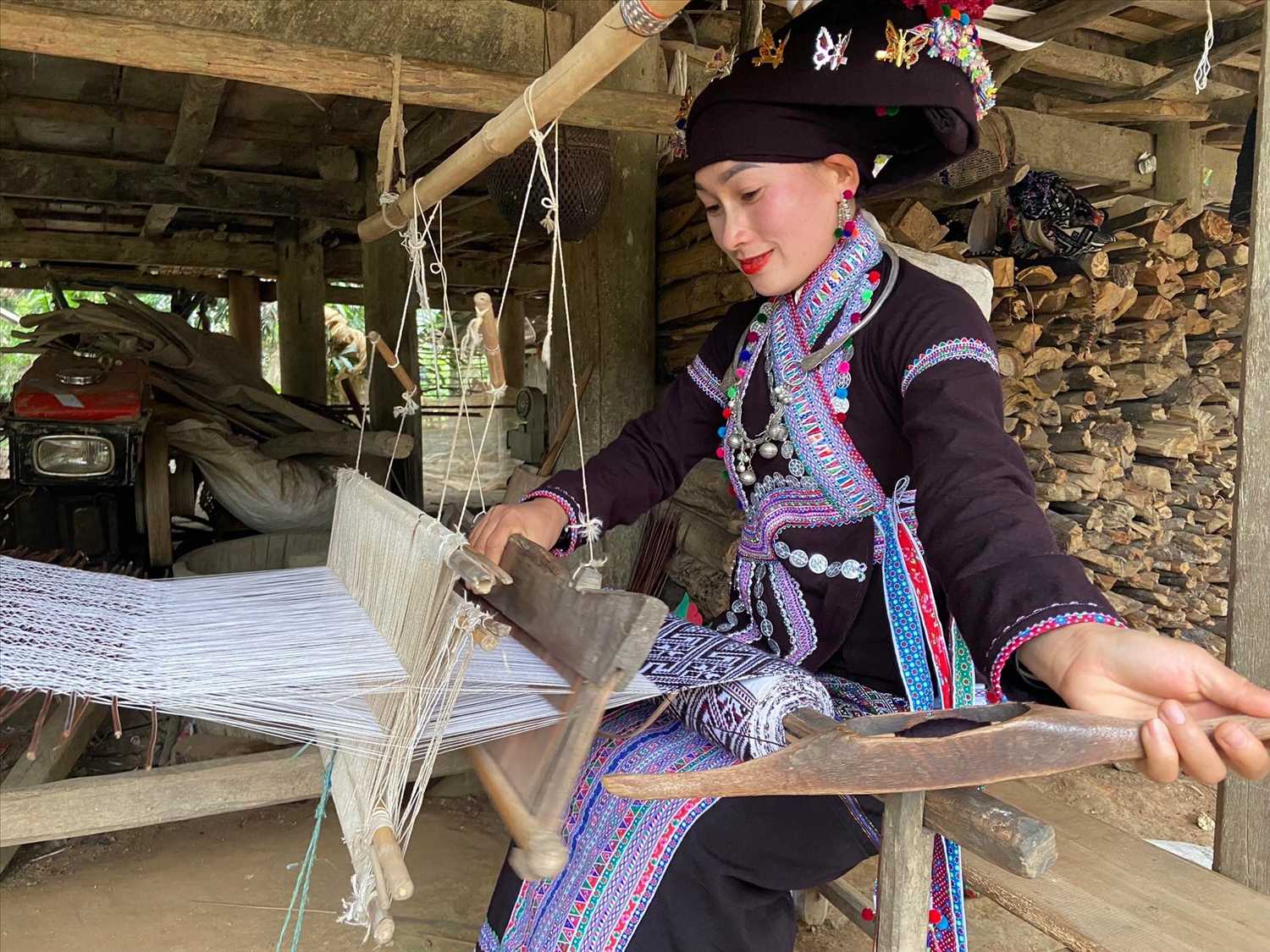 Phụ nữ dân tộc Lào khéo dệt vải, may trang phục truyền thống cho bản thân và gia đình