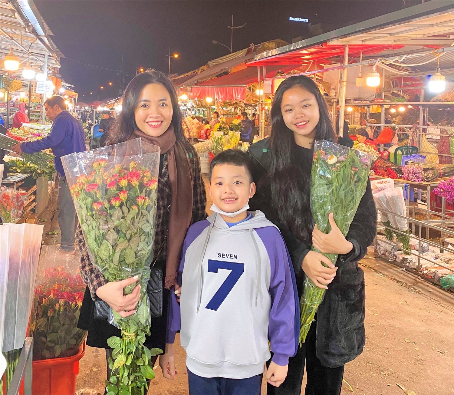 Mẹ con đi trải nghiệm chợ hoa đêm Quảng An (Hà Nội)