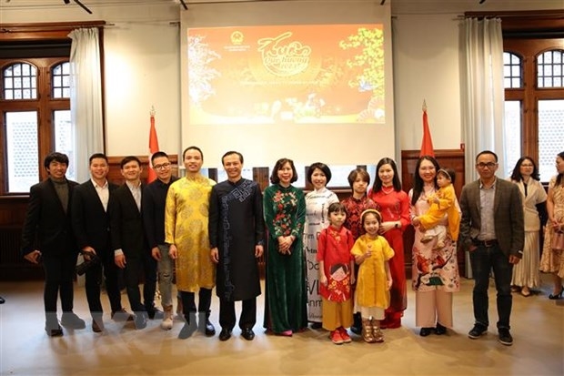 Đại sứ Lương Thanh Nghị và Phu nhân (đứng giữa) chụp ảnh chung với kiều bào tham dự "Xuân Quê hương" 2023. Ảnh: TTXVN phát