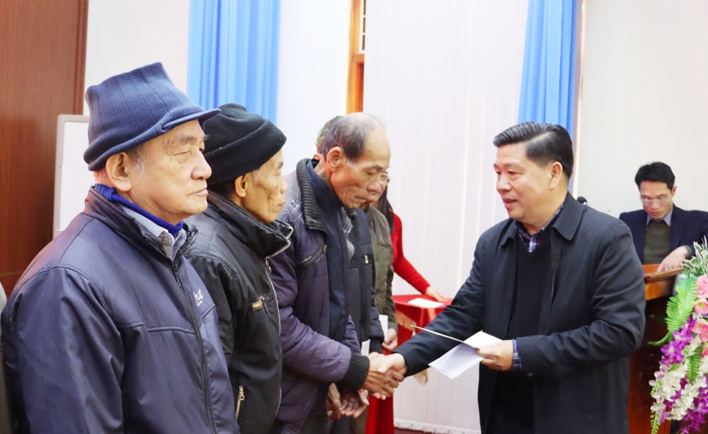 Thứ trưởng, Phó Chủ nhiệm Ủy ban Dân tộc Lê Sơn Hải trao quà cho Người có uy tín trong đồng bào DTTS huyện Võ Nhai