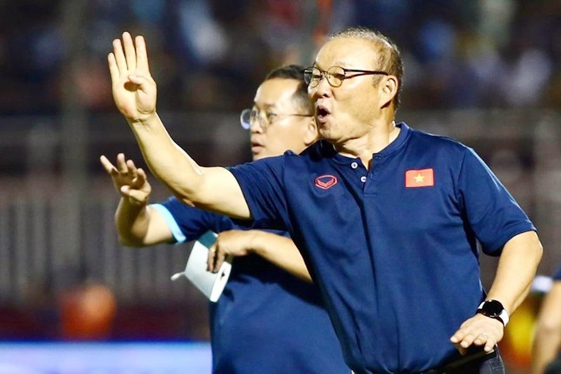 Huấn luyện viên Park Hang-seo chỉ đạo đội tuyển Việt Nam trong một trận đấu