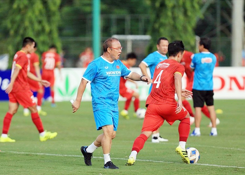 Huấn luyện viên Park Hang-seo chỉ dẫn các cầu thủ đội tuyển Việt Nam tập luyện