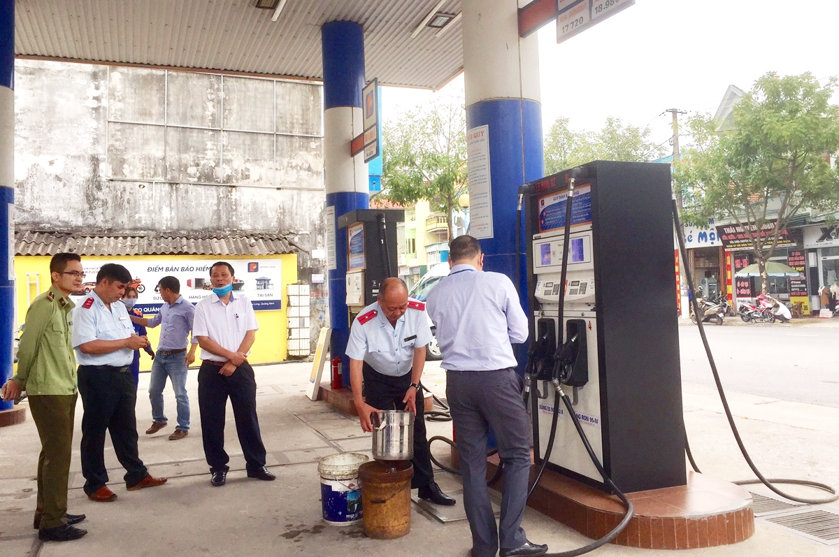  Đoàn Thanh tra lấy mẫu xăng dầu tại Petrolimex - Cửa hàng 14 (TX Quảng Yên, Quảng Ninh)