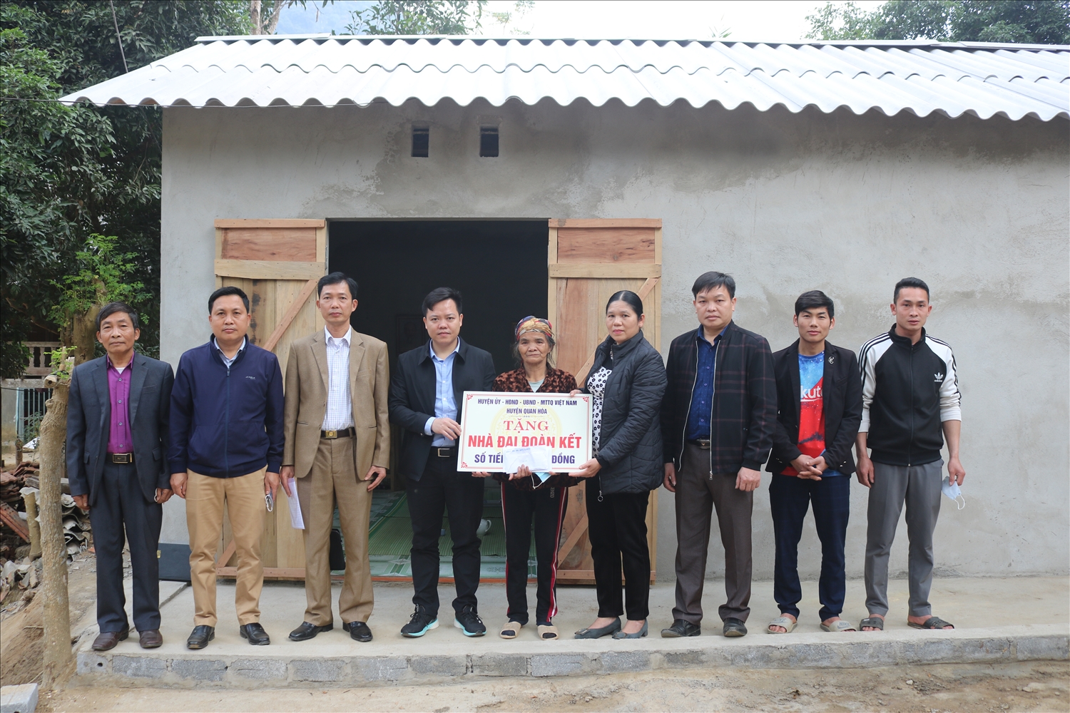 Các hộ nghèo tại huyện vùng cao Thanh Hóa được nhận nhà đại đoàn kết