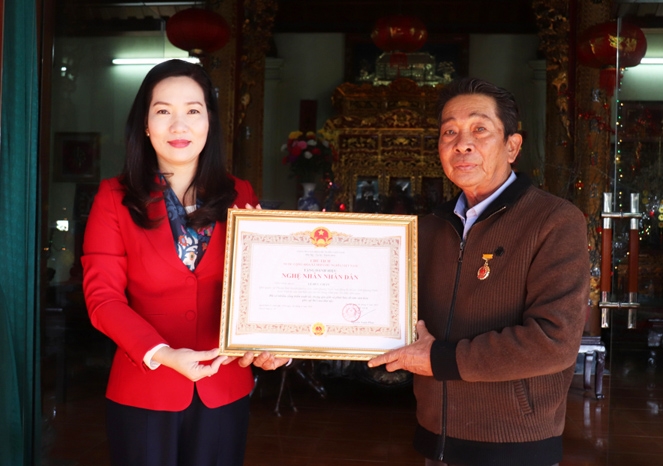Phó Chủ tịch UBND tỉnh Quảng Ninh Nguyễn Thị Hạnh trao danh hiệu Nghệ nhân Nhân dân ở loại hình di sản văn hóa phi vật thể cho ông Lê Đức Chắn