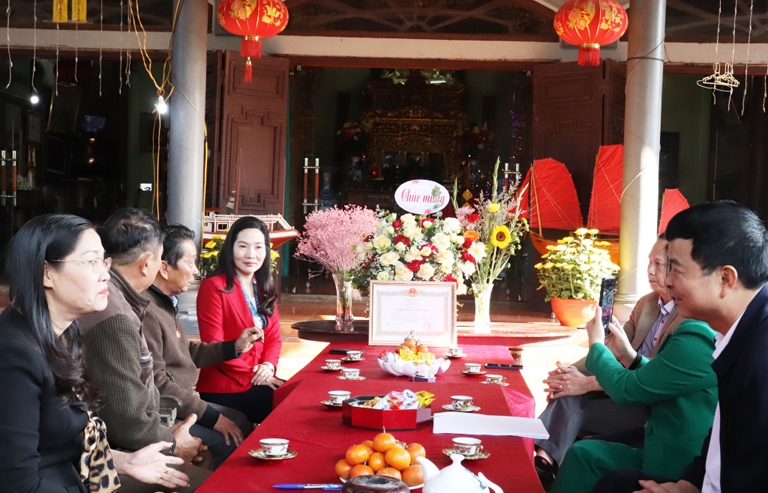 Phó Chủ tịch UBND tỉnh Quảng Ninh Nguyễn Thị Hạnh cùng lãnh đạo các sở, ngành, địa phương trò chuyện cùng ông Lê Đức Chắn