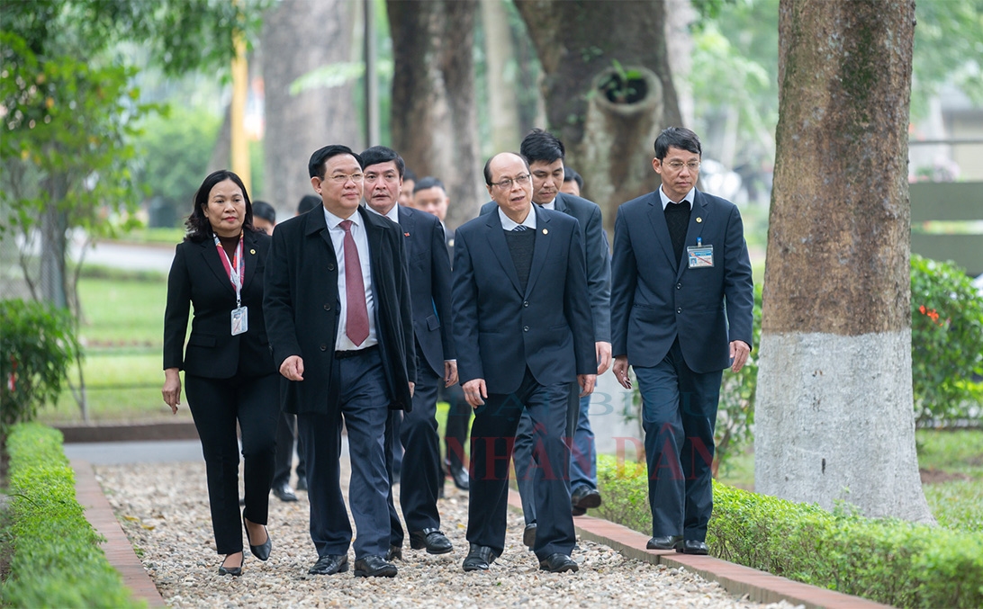Chủ tịch Quốc hội Vương Đình Huệ thăm nơi ở và làm việc của Chủ tịch Hồ Chí Minh. (Ảnh: Lâm Hiển)