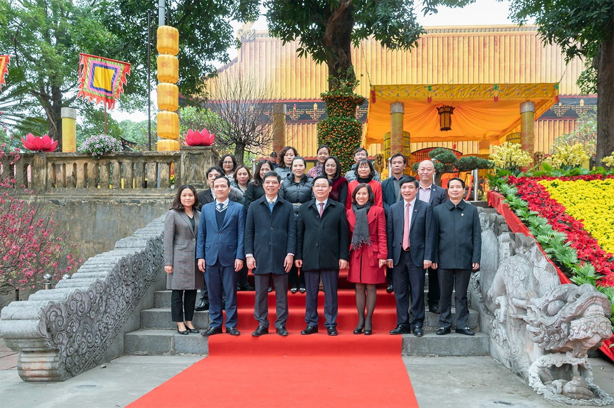 Chủ tịch Quốc hội Vương Đình Huệ với các đại biểu chụp ảnh lưu niệm tại Khu di tích Hoàng thành Thăng Long. (Ảnh: Lâm Hiển)