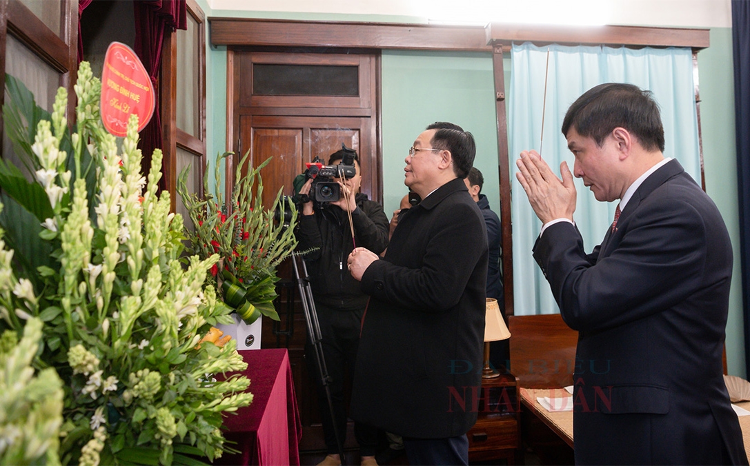 Chủ tịch Quốc hội Vương Đình Huệ dâng hương tưởng niệm Chủ tịch Hồ Chí Minh tại Nhà 67. (Ảnh: Lâm Hiển)