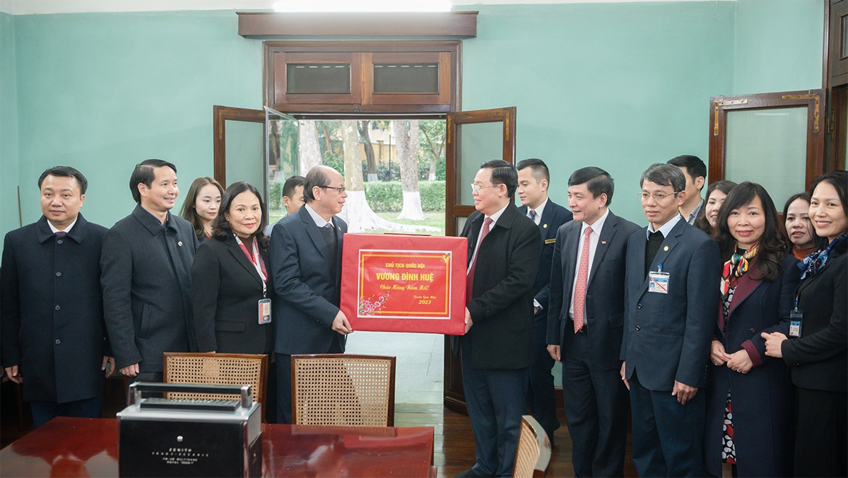 Chủ tịch Quốc hội Vương Đình Huệ tặng quà cho cán bộ, nhân viên quản lý khu Nhà 67. (Ảnh: Lâm Hiển)