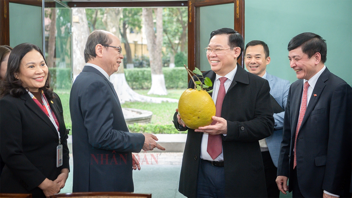 Cán bộ, nhân viên Khu di tích Chủ tịch Hồ Chí Minh ở Phủ Chủ tịch tặng Chủ tịch Quốc hội Vương Đình Huệ quả bòng trong vườn Bác. (Ảnh: Lâm Hiển)