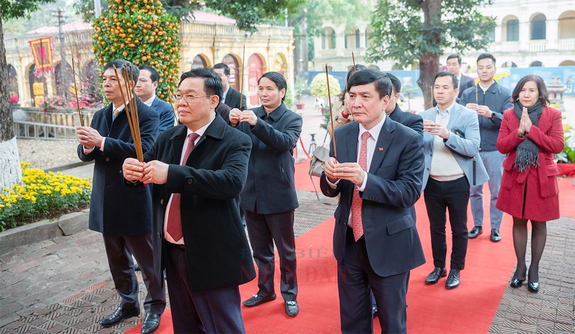 Chủ tịch Quốc hội Vương Đình Huệ dâng hương tại Hoàng thành Thăng Long. (Ảnh: Lâm Hiển)