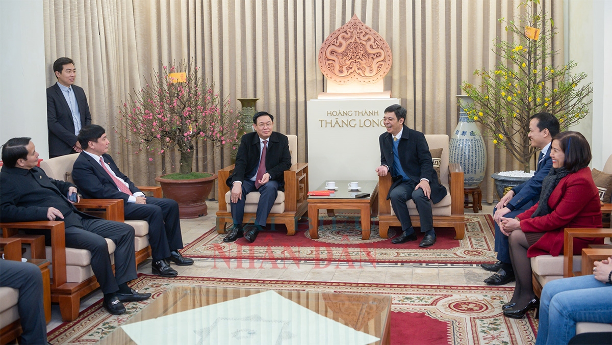 Chủ tịch Quốc hội Vương Đình Huệ nói chuyện với cán bộ, nhân viên Khu di tích Hoàng thành Thăng Long. (Ảnh: Lâm Hiển)