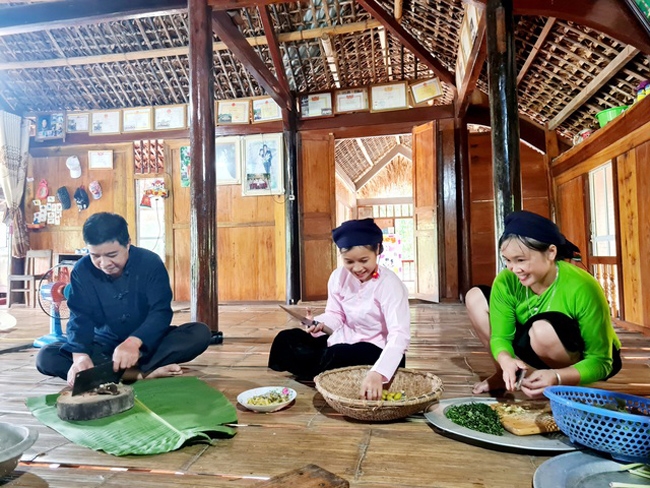 Tết đến Xuân về, gia đình người Tày nào cũng tụ họp cùng nhau chuẩn bị các món ăn để cả gia đình cùng thưởng thức trong ngày Tết. (Ảnh: VGP/Lê Thanh Cường) 