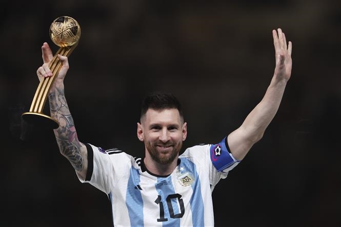 Lionel Messi nhận giải Cầu thủ xuất sắc nhất World Cup 2022 ở Lusail, Qatar ngày 18/12/2022. Ảnh: THX/TTXVN