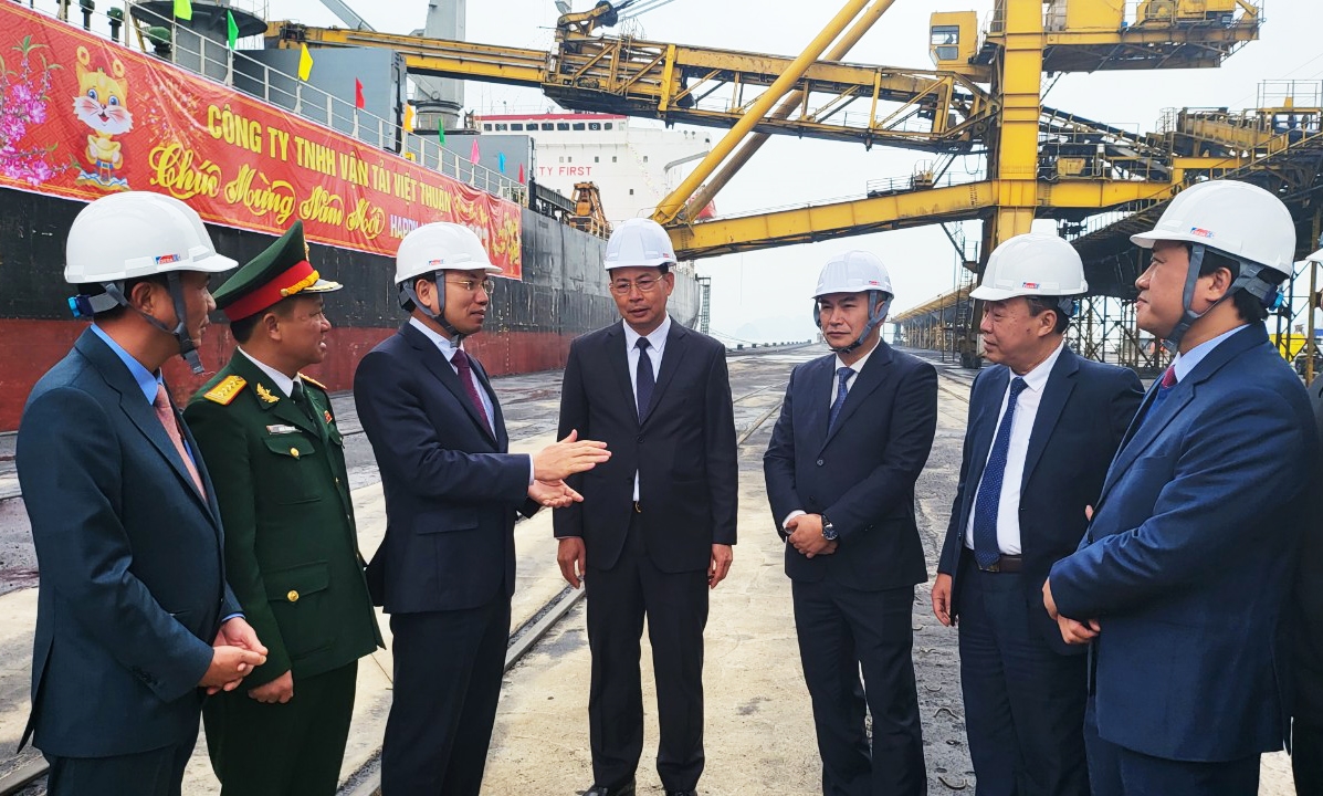Bí thư Tỉnh ủy Quảng Ninh Nguyễn Xuân Ký trao đổi với lãnh đạo Tập đoàn Công nghiệp Than - Khoáng sản Việt Nam về những nhiệm vụ sản xuất kinh doanh của năm 2023