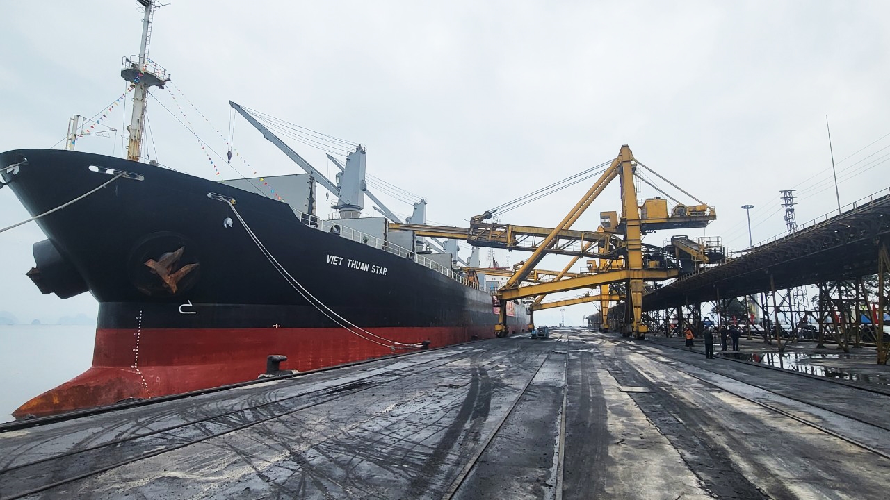 Tàu Việt Thuận Star vào "xông" cảng Cẩm Phả nhận tấn than đầu tiên của năm mới đi thị trường nội địa