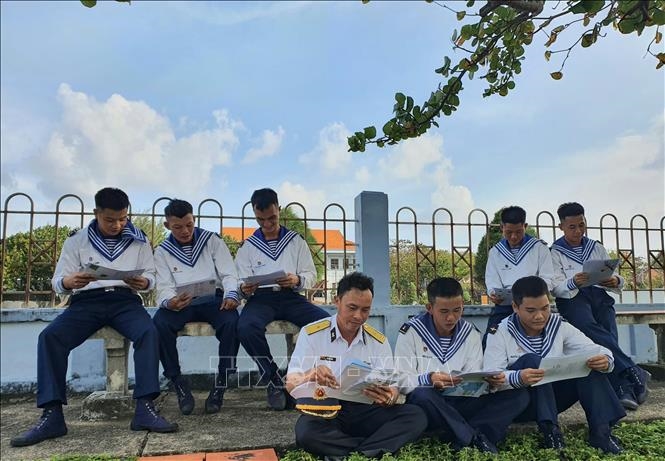Các cán bộ, chiến sĩ đảo Trường Sa đọc thư của các em học sinh gửi từ Hà Nội.