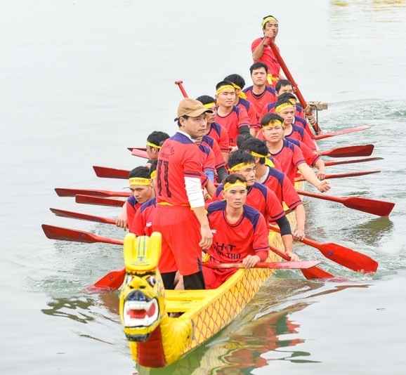Một đội đua thuyền trên sông Yên