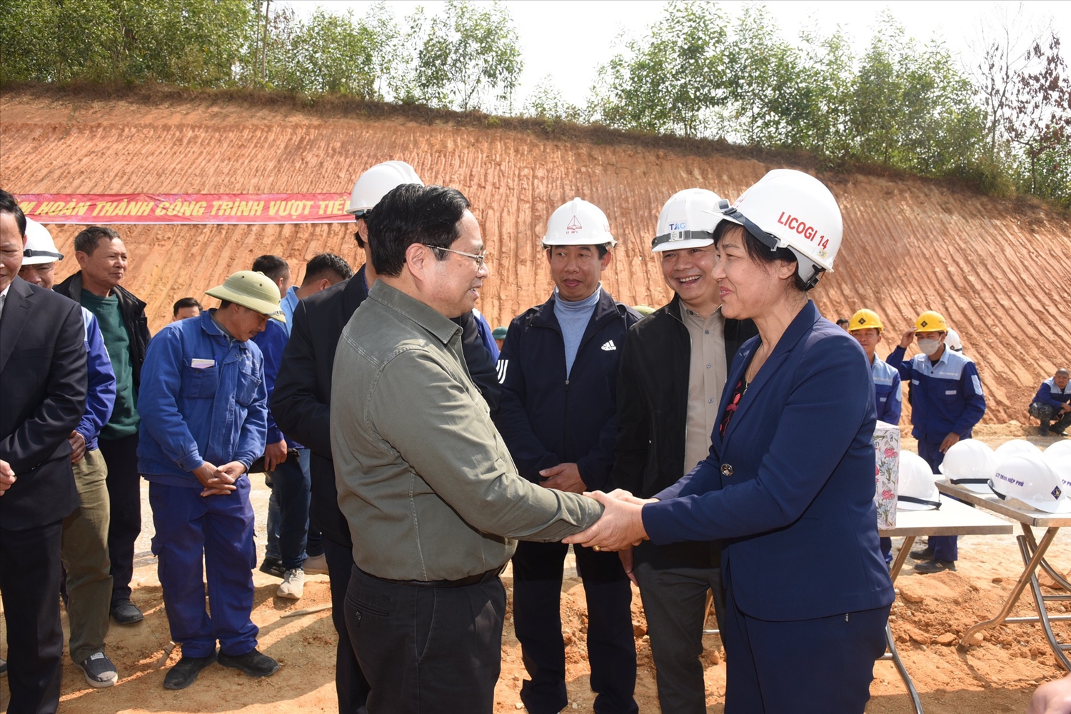 Thủ tướng động viên cán bộ, kỹ sư xây dựng đường cao tốc Tuyên Quang-Phú Thọ đoạn qua tỉnh Tuyên Quang - Ảnh: VGP/Nhật Bắc