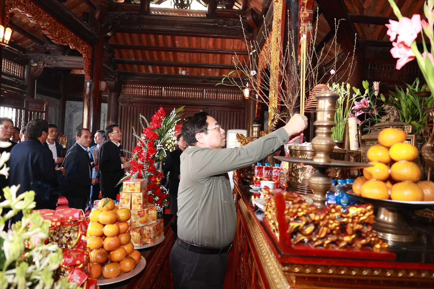 Thủ tướng đã tới dâng hương tại Đền thờ Chủ tịch Hồ Chí Minh ở thành phố Tuyên Quang - Ảnh: VGP/Nhật Bắc