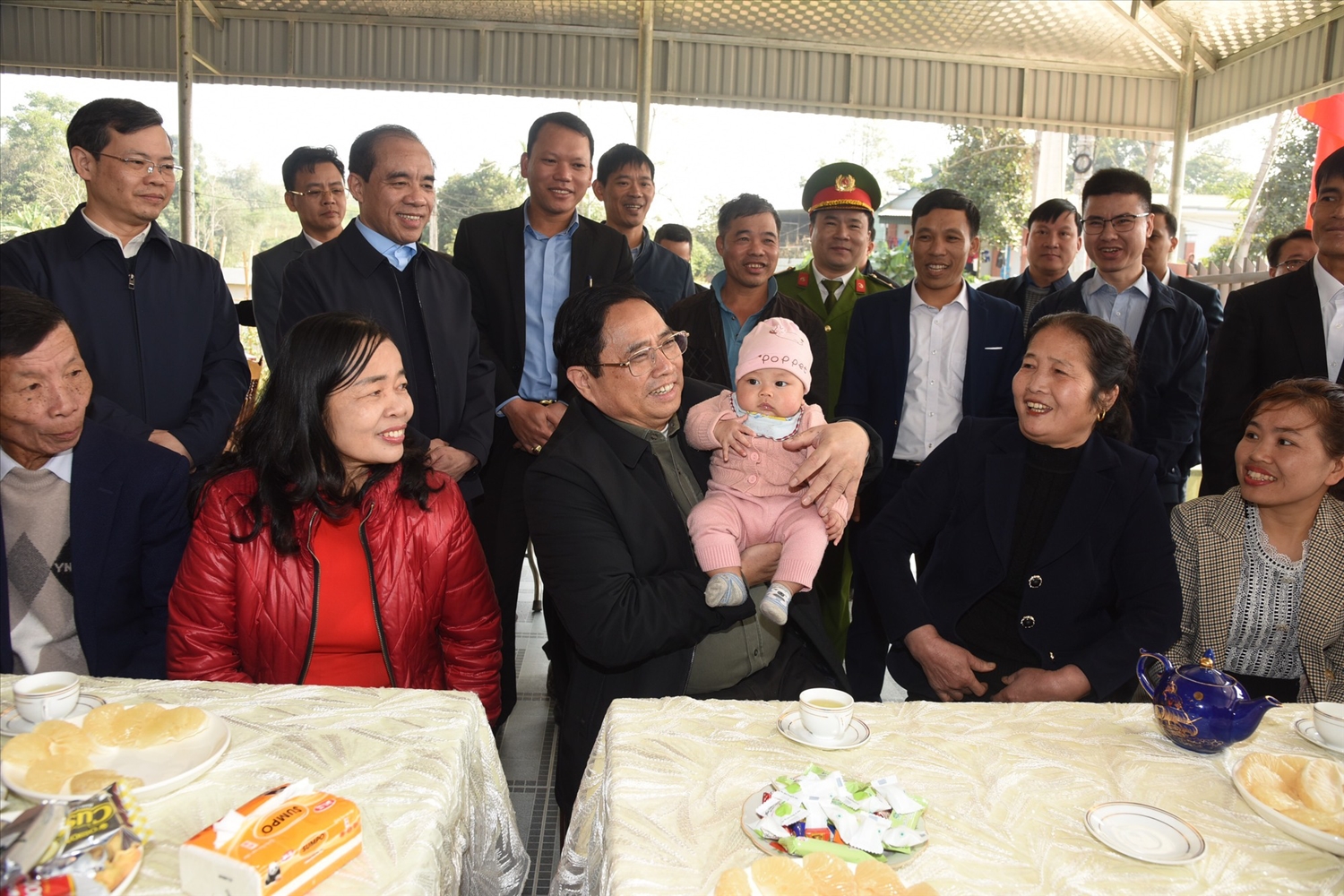 Thủ tướng chúc Tết bà con nhân dân khu vực dự án đi qua. Ảnh: VGP/Nhật Bắc