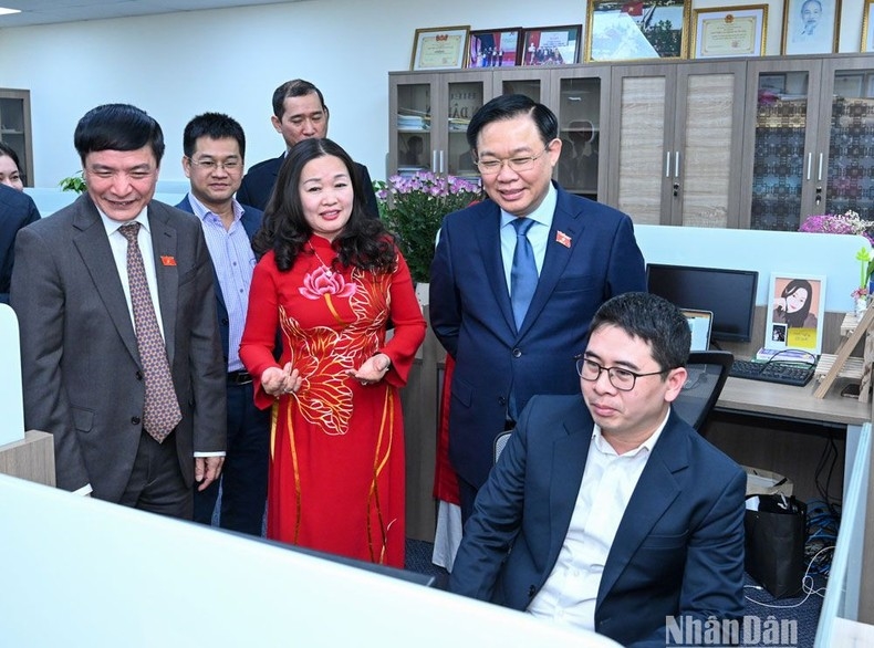 Chủ tịch Quốc hội Vương Đình Huệ thăm bộ phận điện tử của báo Đại biểu Nhân dân. (Ảnh: Duy Linh)