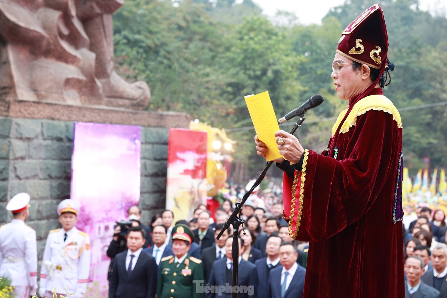 Nghệ sĩ Nhân dân Ánh Dương (Nhà hát tuồng Việt Nam) đọc Chúc văn tưởng nhớ vua Quang Trung. (Ảnh: Như Ý) 