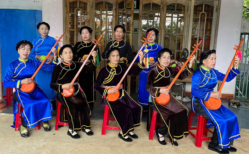 Cộng đồng người dân tộc Tày, Nùng tại xã Ea Ly, huyện Sông Hinh chuẩn bị những câu ca, điệu hát để tham gia lễ hội xuống đồng dịp đầu năm mới. (Ảnh: Ngô Xuân)