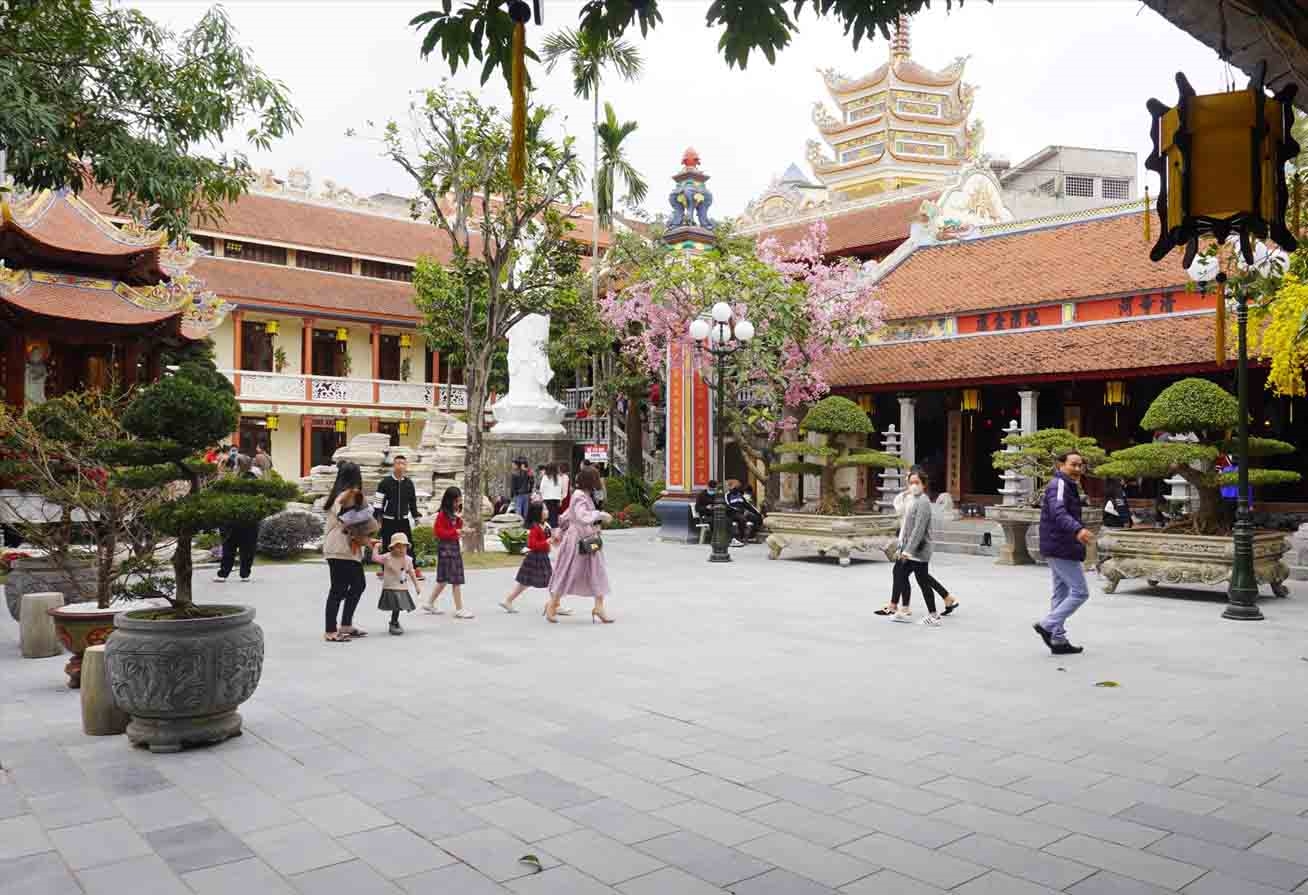 Du khách vãn cảnh tại chùa Thanh Hà