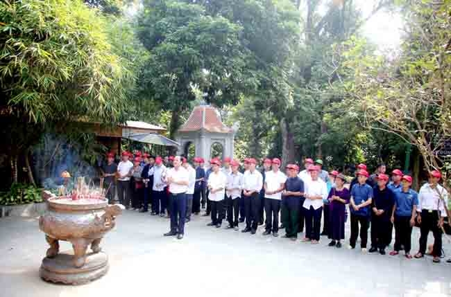 Đoàn đại biểu Người có uy tín tiêu biểu của tỉnh hành trình về nguồn tại Đền Hùng (Phú Thọ)