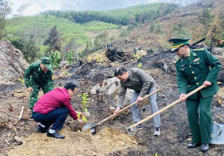 Ông Bùi Văn Khắng - Phó Chủ tịch UBND tỉnh Quảng Ninh trồng cây tại khoảnh 7, Tiểu khu 265, thôn Nà Sa, xã Hoành Mô, huyện Bình Liêu