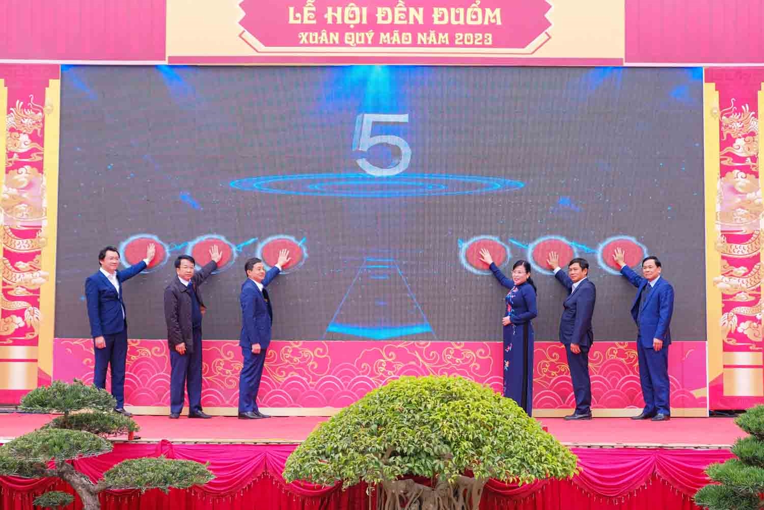 Bí thư Tỉnh ủy Nguyễn Thanh Hải cùng các đại biểu nhấn nút khởi động số hóa Di tích lịch sử - danh thắng Quốc gia đền Đuổm