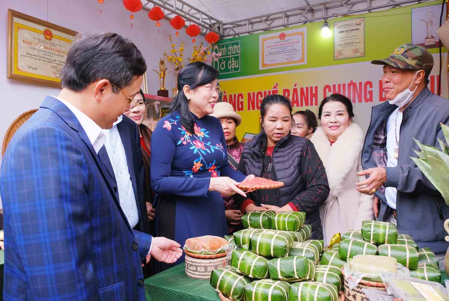 Bí thư Tỉnh ủy Nguyễn Thanh Hải cùng các đại biểu thăm khu trưng bày các sản phẩm thế mạnh của huyện Phú Lương