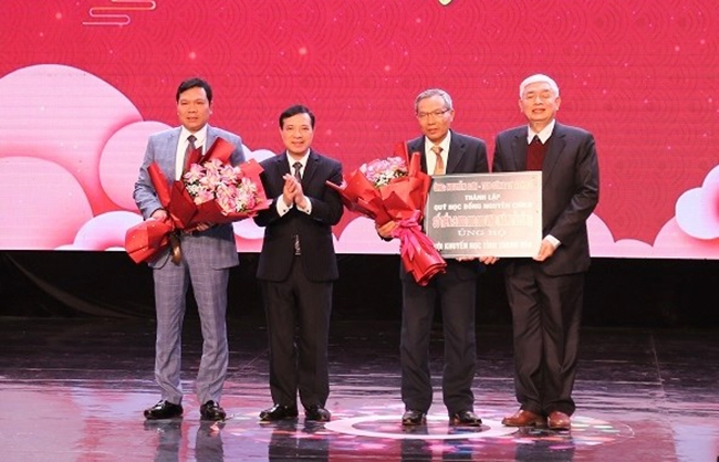 Lãnh đạo tỉnh Thanh Hóa tặng hoa chúc mừng đại diện Hội đồng quản lý Quỹ học bổng Nguyễn Chích
