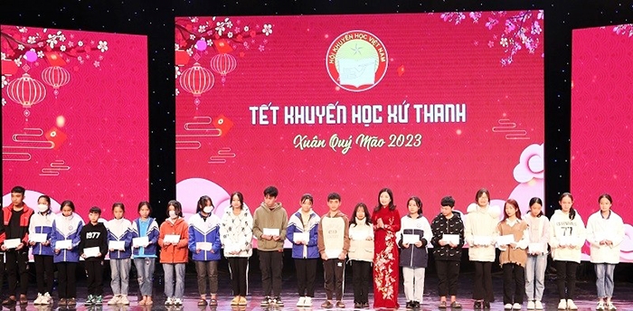 Lãnh đạo tỉnh Thanh Hóa trao học bổng, thưởng từ Quỹ Khuyến học cho học sinh