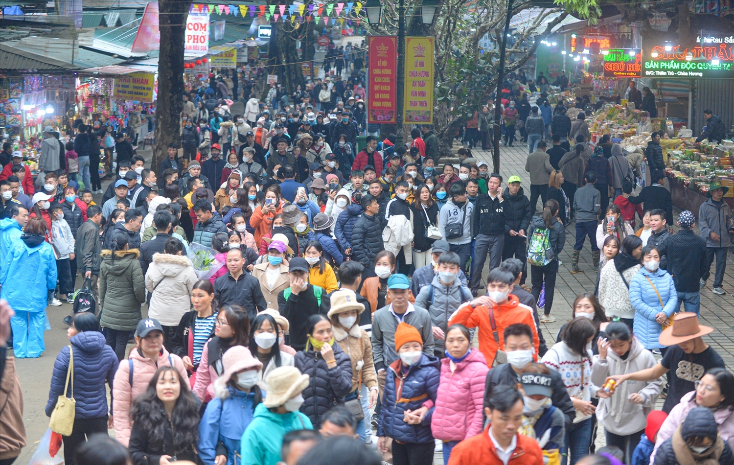 Hàng nghìn người dân di chuyển lên chùa Thiên Trù và động Hương Tích
