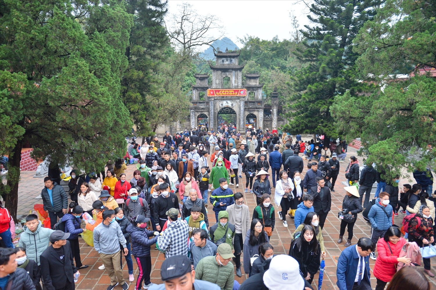 Hàng nghìn người dân có mặt tại chùa Thiên Trù