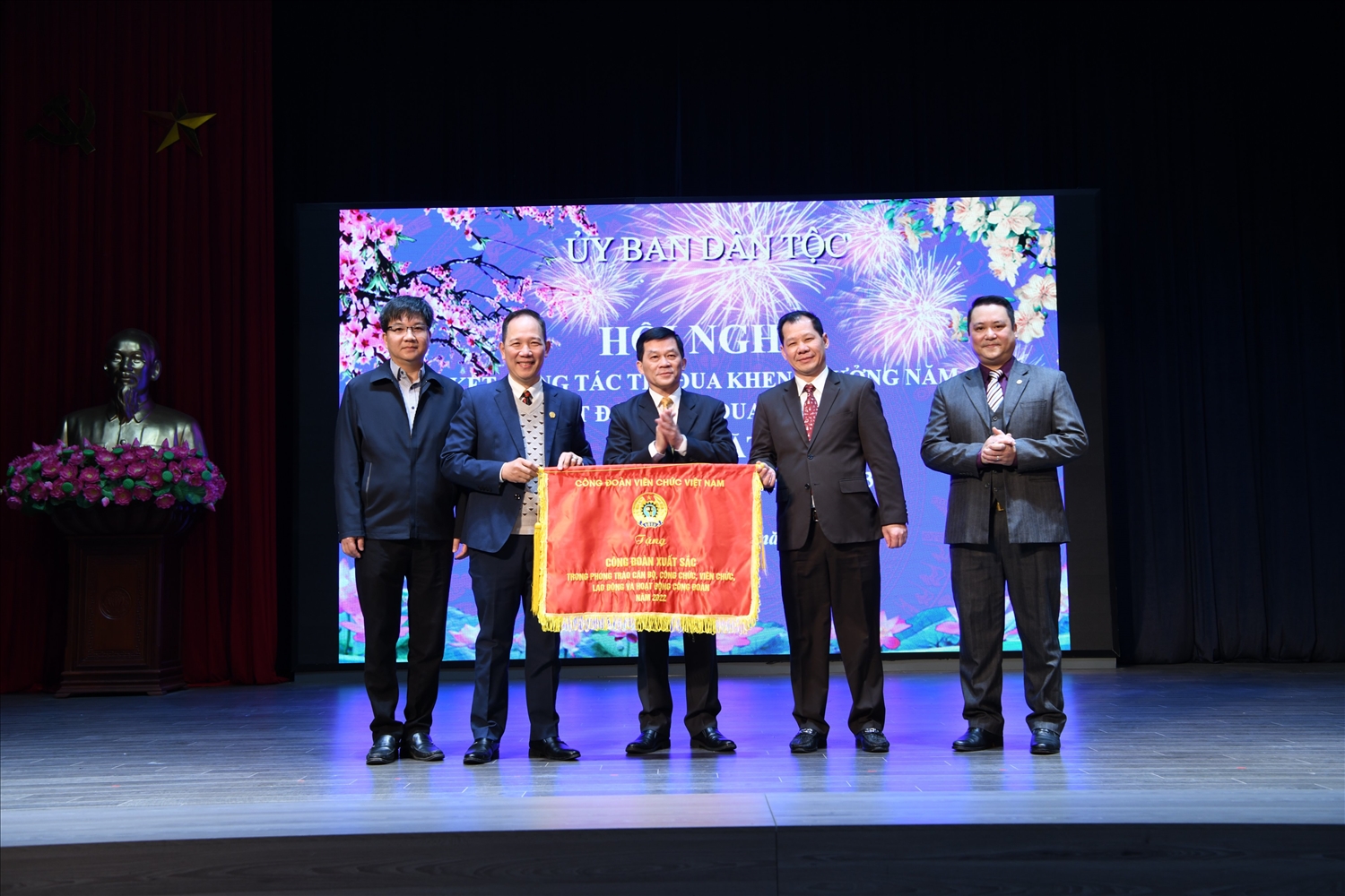 Bí thư Đảng ủy, Thứ trưởng, Phó Chủ nhiệm UBDT Nông Quốc Tuấn trao Cờ thi đua của Công đoàn Viên chức Việt Nam cho Công đoàn UBDT.