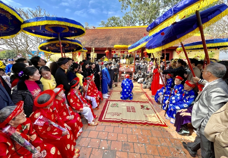 Lễ tạ của các cụ thượng thọ phường Yên Hải thu hút đông đảo người dân, con cháu tới xem và chúc mừng