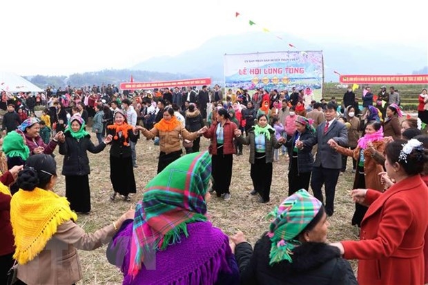 Mọi người cùng nhau nắm tham gia vòng xòe đoàn kết tại Lễ hội Lùng tùng của người Thái ở Than Uyên.