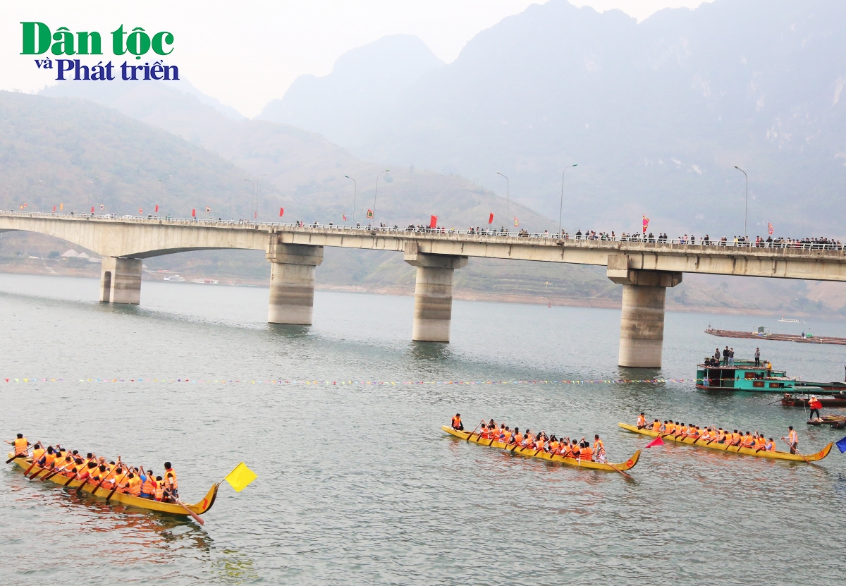 Các đội thi tham gia Lễ hội đua thuyền trên sông Đà