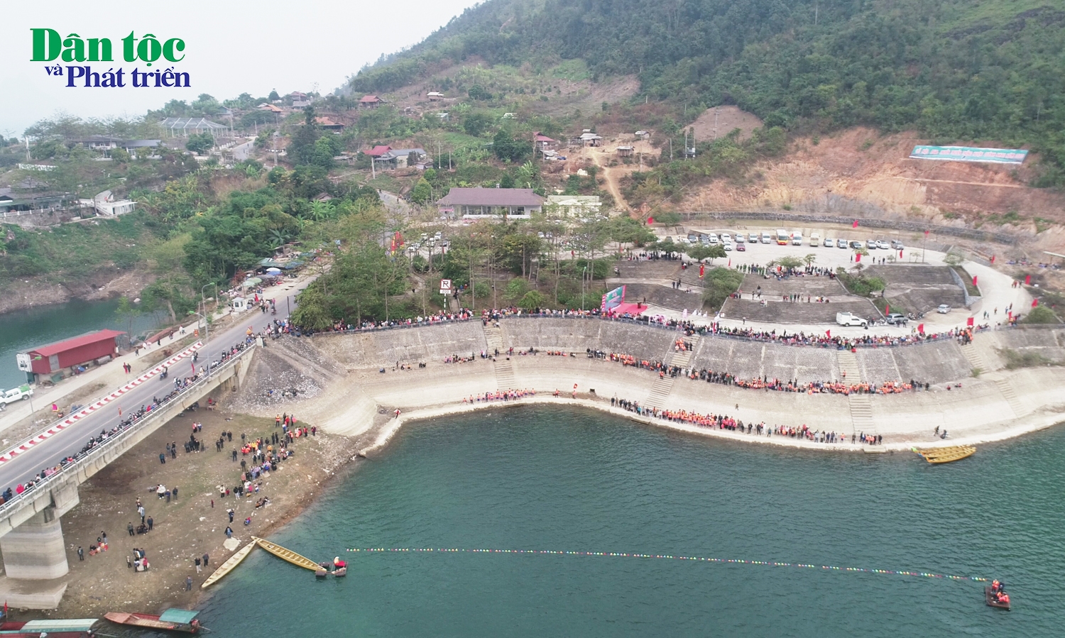 Đông đảo Nhân dân và du khách cổ vũ cho các đội thi 2 bên bờ sông Đà