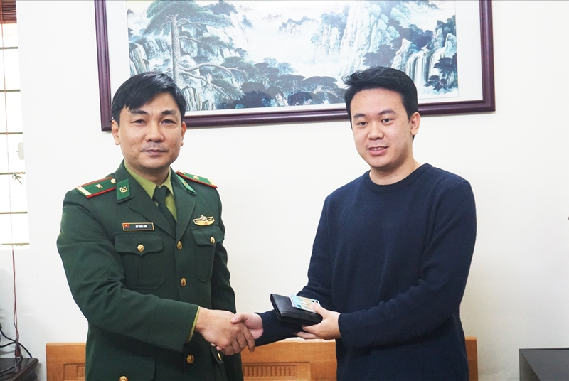 Thiếu tá Phùng Văn Yên trao trả tài sản cho anh Hùng