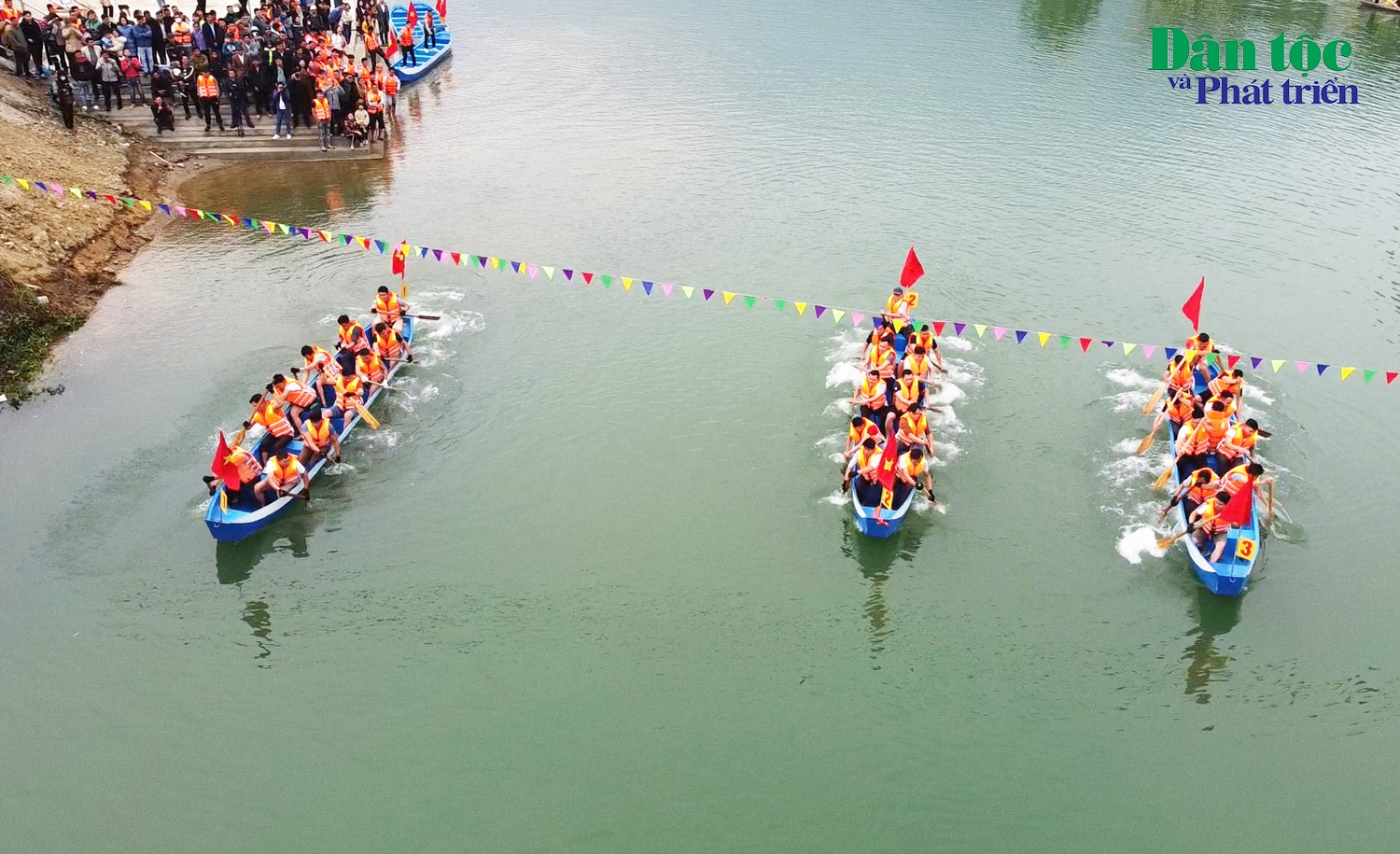 Các đội tham gia Lễ hội đua thuyền đuôi én trên sông Nậm Na, huyện Phong Thổ, tỉnh Lai Châu
