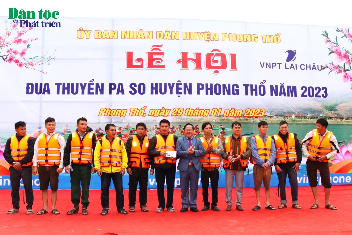 Ông Tống Thanh Hải - Phó Chủ tịch tỉnh Lai Châu trao phần thưởng cho đội bản Nậm Pậy (thị trấn Phong Thổ) đã giành giải Nhất trong Lễ hội đua thuyền