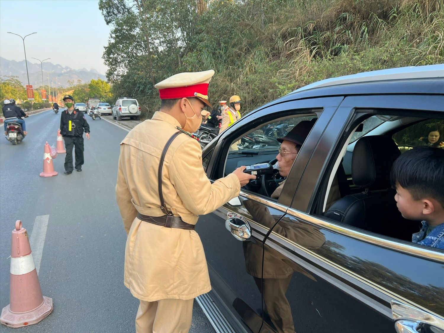 Cảnh sát giao thông tỉnh Cao Bằng kiểm tra nồng độ cồn các tài xế.