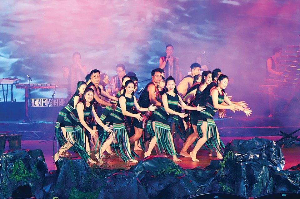 Các giá trị của nghệ thuật văn hóa dân tộc được đưa vào âm nhạc, biểu diễn (ảnh: Hồ Mai)