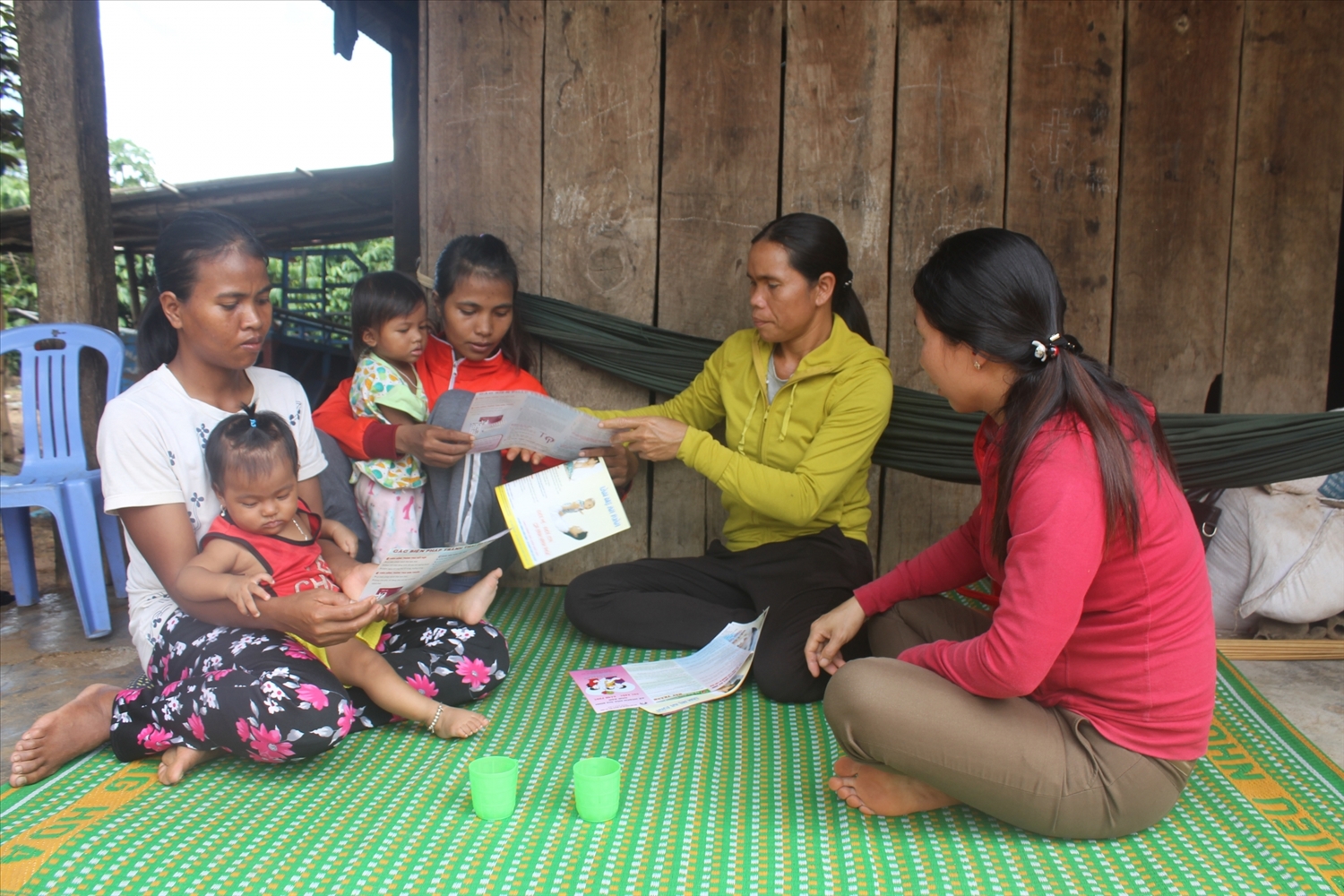 Cán bộ dân số xã Đắk Phơi vận động phụ nữ DTTS sinh con đúng chính sách dân số
